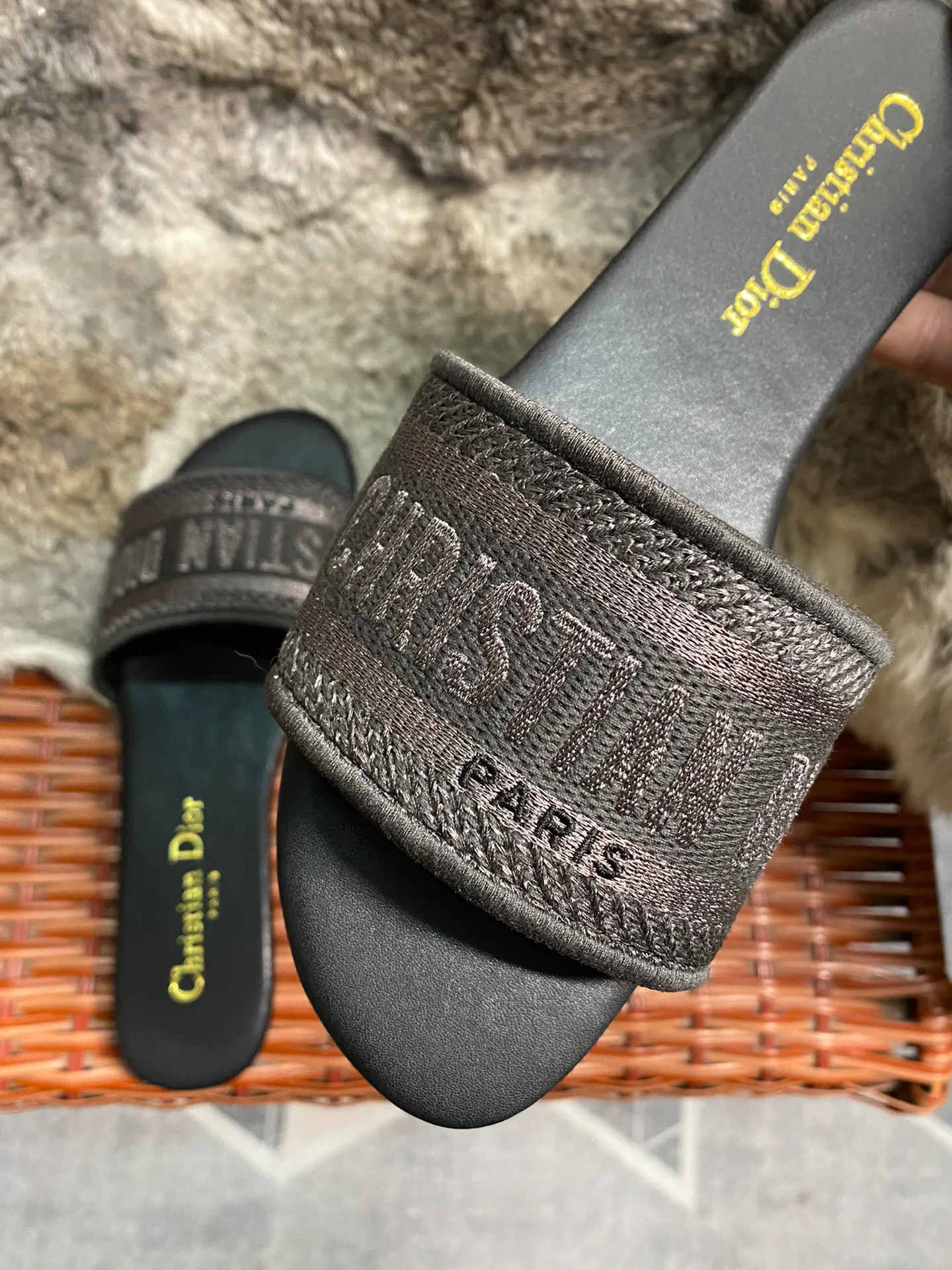 P360👟👟 Women's Shoe Factory Dior Dior West Coast Hawaiian Style, Logo Woven Canvas Slippers®️Classic and High-Quality Beauty Works The Hottest Spring and Summer Series at the Counter, Combining Temperament, Fashion, Classic and Enduring Design Style 😌The on-foot effect is particularly beautiful〰️ ⚠️ •Upper: original customized canvas computer embroidered Logo •Inner/foot pads: original customized sheepskin lining, sheepskin pad •Size:35-43